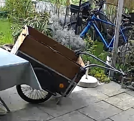 Heutzutage kann man nichts stehen lassen. Manche Menschen haben schon was an der Waffel. Sonntag Nacht haben drei Leute meinen Fahrradanhänger mit Müll geklaut.Der Hänger ist auch noch ein Unikat ein Eigenbau.Und warum ich das weiß dass es drei Personen waren. Der Hänger stand unter dem Fenster meiner Tochter hinter einem Zaun. Mitten in der Nacht hat nur meine Tochter laute Stimmen gehört guckt aus dem Fenster und hat sich erschrocken da einer von den drei direkt zu Ihrem Fenster gelaufen ist.  Meine Tochter hat sie richtig erschrocken und hat sie sich dann versteckt. Die drei waren anscheinend auch sehr laut aber meine Tochter wusste nicht dass der Hänger unter ihrem Fenster stand.Am nächsten Tag habe ich es ihr erzählt dass der Hänger unter ihrem Fenster geklaut wurde.Ein paar Kollegen von mir wundern sich warum ich darüber lache. Erstens bringt nichts wenn ich mich aufrege zweitens weil ich das irgendwie nicht verstehen kann ein Fahrradanhänger mit Müll beladen zu klauen. Und dann stelle ich mir noch bildlich vor wie der vor seinem Kollegen angibt weil er jetzt Anhänger mit Müll geklaut hat. Für mich ist das eher traurig dass man so eine Aufmerksamkeit von seinen Freunden oder Kollegen braucht.Ich wünsche Ihnen jedenfalls viel Erfolg mit dem Hänger da das ein Einzelstück ist kann er wenig damit in Lindau anfangen da ich den eigentlich gleich wiedererkenne und wenn ich ihn sehe wird auch die Polizei eingeschaltet.
