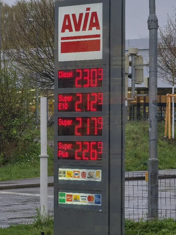 Die schwarz-rote Koalition will Autofahrer angesichts der hohen Spritpreise entlasten. Geplant ist, die Energiesteuer auf Diesel und Benzin für zwei Monate um jeweils rund 17 Cent brutto je Liter zu senken. Ab wann die Regelung gelten soll, ist noch offen.Meine meinung ist das ein dropfen auf dem heißen pflastern.