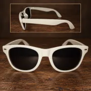 Weiße Sonnenbrille mit dunkel getönten Gläsern